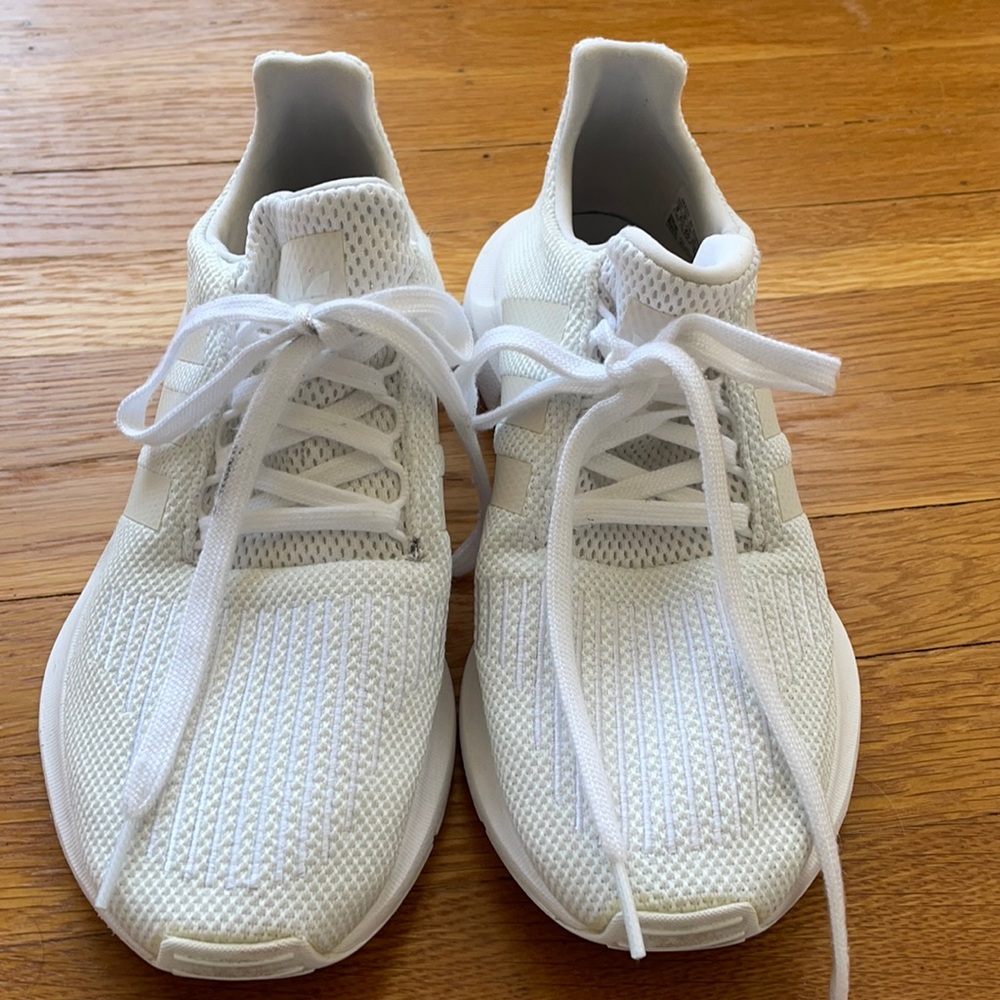 ADIDAS WHITE SWIFT RUN SIZE 8